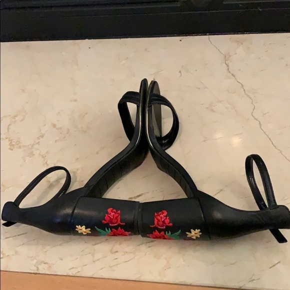 Kenneth Cole Reaction Lolita Embroidered Heels 9.5 - Picture 3 of 6